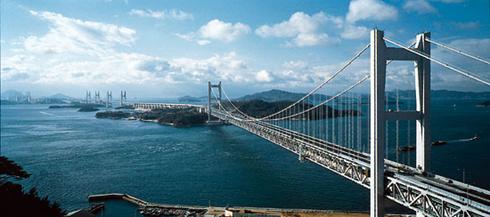Photograph:The multiple-span Seto Great Bridge over the Inland Sea, linking Kojima, Honshu, with Sakaide, Shikoku, Japan.